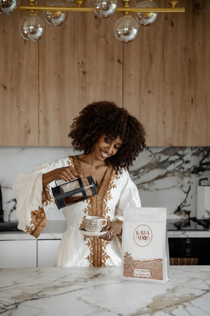 Kawa nalewana z kafetiery w kawiarni